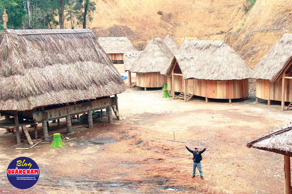 Khu làng nhà sàn được làm ngay vùng lõi để làm nơi lưu trú cho du khách - Ảnh: TRẦN MAI